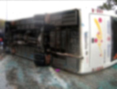 Öğrencileri taşıyan servis takla attı