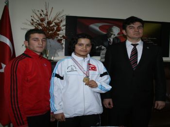 Türkiye Şampiyonu Boksör Altınla Ödüllendirildi