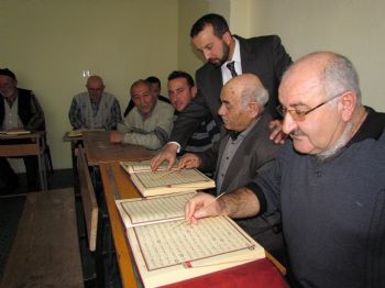 OSMAN DEMIR - Uzun Kış Gecelerini Kur'an Okumayı Öğrenerek Değerlendiriyorlar