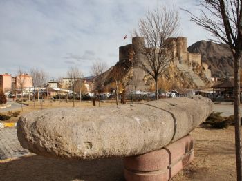 İBRAHIM ZIYREK - 5 Metrelik Dikili Taş Oltu'da 25 Mart Gençlik Parkı'na Yerleştirildi