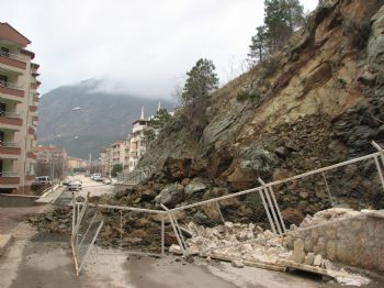İBRAHIM ÇELIK - Amasya'da Meteoroloji Bahçesinde Heyelan