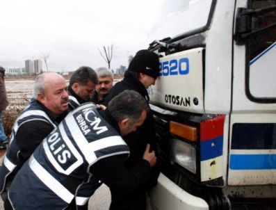 Bursa'da kaçak sigara operasyonu