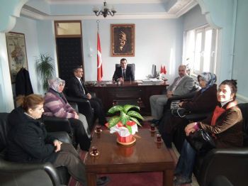 MEHMET KÜÇÜK - Halı Kursu Öğretmenlerı Kaymakamı Zıyaret Ettıler