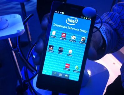 MOTOROLA - Intel'in Atom'lu telefonu CES 2012'de gözüktü