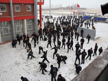 Kırşehir'de 500 Polis Okulu Öğrencisinden Kar Topu Savaşı