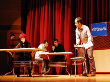 OSMAN ASLAN - Öğretmenler, Üniversite Yıllarını Sahneye Taşıdı