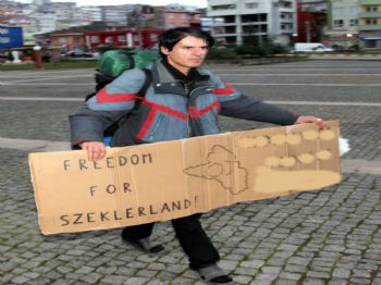 Sekeller İçin Yürüyerek Dünyayı Dolaşıyor