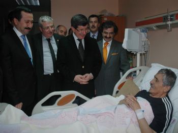 Bakan Davutoğlu'ndan Şair Yazar Abdürrahim Karakoç'a Ziyaret