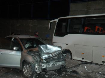 SERVERGAZI - Buz Tutan Yolda 11 Araç Kaza Yaptı: 8 Yaralı