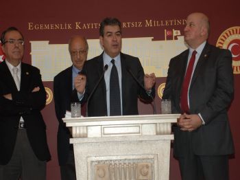 UĞUR BAYRAKTUTAN - Chp'li Tbmm Anayasa Komisyonu Üyelerinin Basın Toplantısı