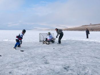 ÇıLDıR GÖLÜ - Donan Çıldır Gölü Üzerinde Buz Hokeyi Maçı