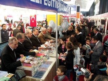 Fuarda 5 Bin Öğrenciye Kitap Dağıtıldı