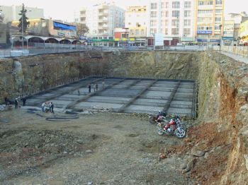 Katlı Yer Altı  Otopark İnşaatı Devam Ediyor