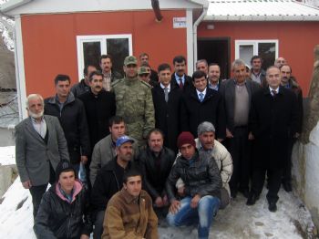 FERDA YILDIRIM - Kelkit Kaymakamlığı, 5 Fakir Aileye Prefabrik Konut Yaptırdı