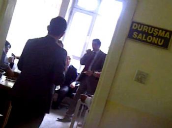 Mahkeme Salonunda Çiğ Köfte Sefası