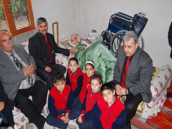 Öğrencilerden Muhtaçlara Tekerlekli Sandalye