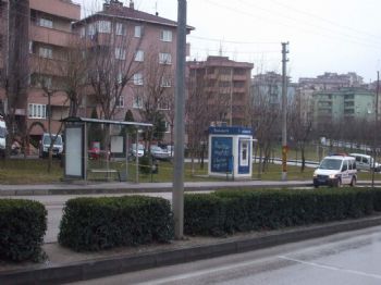 Otobüs Durağında Unutulan Bond Çanta Paniğe Yol Açtı