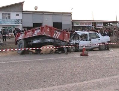 FARUK DEMIR - Otomobil ile traktör çarpıştı: 2 ölü