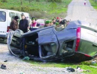 Virajı alamayan otomobil devrildi