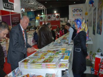 Baş’tan Yazarlara Destek