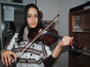 TÜRK MUSIKISI - Depremzede Büşra, Sunduğu Keman Resitaliyle Duygulandırdı