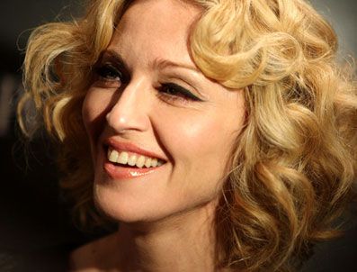 DAILY MAIL - Madonna yaşlanan ellerini eldivenle gizliyor