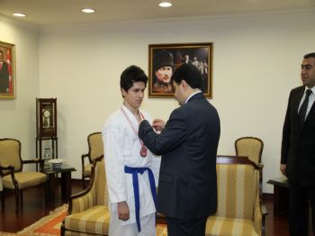 Vali Şahin'den Türkiye 3. Olan Gence Altın