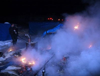 FERİT MELEN - Van'da yine çadır yandı