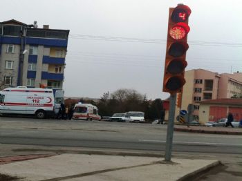 Hastane Kavşağında Trafik Kazası: 5 Yaralı