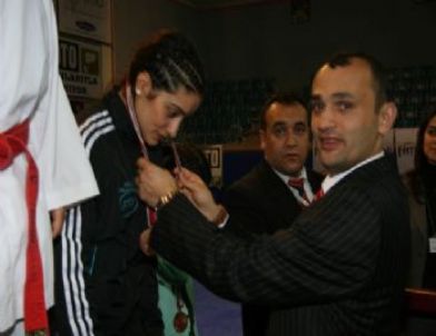 Düzce Karate Şampiyonasında 2 Madalya İle Döndü