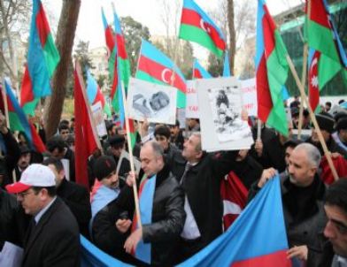 Azerbaycan'da Fransa'ya Tepkiler Sürüyor