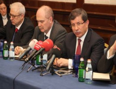 Davutoğlu Rusya’da Konuştu: Sarkozy Çok Tehlikeli Bir Oyun Oynuyor