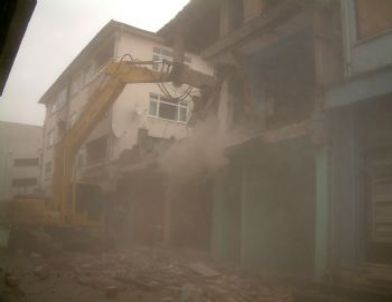 Orta Hasarlı Binasını Onarmayanlar Yıkıma Başladı