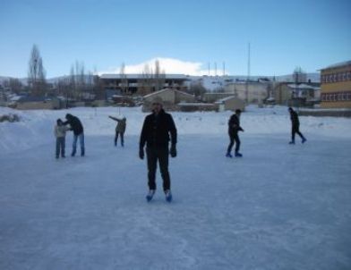 Tekman'da Kaymakamın Çabalarıyla Oluşturulan Buz Pisti Öğrencilerle Dolup Taşıyor
