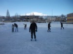 DERYA KADıOĞLU - Tekman'da Kaymakamın Çabalarıyla Oluşturulan Buz Pisti Öğrencilerle Dolup Taşıyor