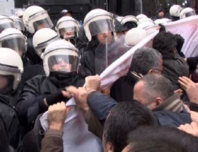 Sopa ve Kartopuyla Polise Saldıran Gruba, Biber Gazıyla Müdahale