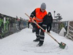 Belediye Ekipleri Yayalar Kar Temizleme Çalışmalarını Sürdürüyor