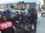 YUNUSLAR - Beton Mikseriyle Çarpışan Motosikletli İki Polis Yaralandı