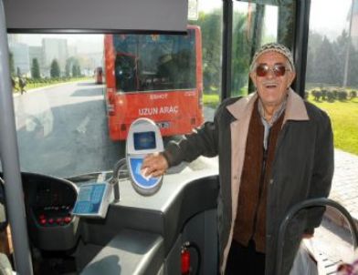 İzmir'de 60 Yaş Kartı'nı Bitiremeyenler Belediyeden Çözüm İstedi