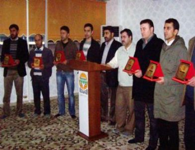 Mustazaflar İle Dayanışma Derneği'nden Başarılı Gazetecilere Plaket