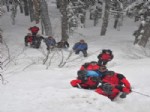 İLK YARDIM - Uludağ'da Kaybolan Gençler Donmak Üzereyken Bulundu (2)