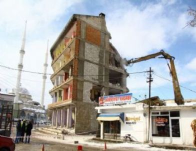 Erciş'te Ağır Hasarlı 42 Binanın Yıkımı Devam Ediyor