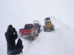 DURANKAYA - Hakkari'de Çığ Düştü, 20 Kayakçı Mahsur Kaldı