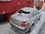 Yozgat'ta 15 Otomobil Binaların Çatılarından Düşen Kardan Zarar Gördü
