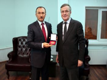 Bakan Yıldırım’dan Başkan Köksoy’a Başarı Madalyonu