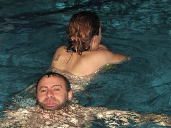 Depremzede Doktor Sarıkamış'ta Havuzda Stres Attı