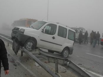Sis Nedeniyle 25 Araç Bir Birine Girdi 10 Kişi Yaralandı