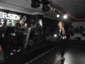 Yılbaşı gecesi sahnelere döndü, pir döndü