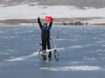 KARAHıDıR - Buz Tutan Gölde Bisiklet Sürdü, Kenardakiler Göle Düşmesin Diye Dua Etti (özel)