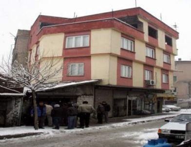 Göçük İşyerini Eşyalarıyla Birlikte Yuttu